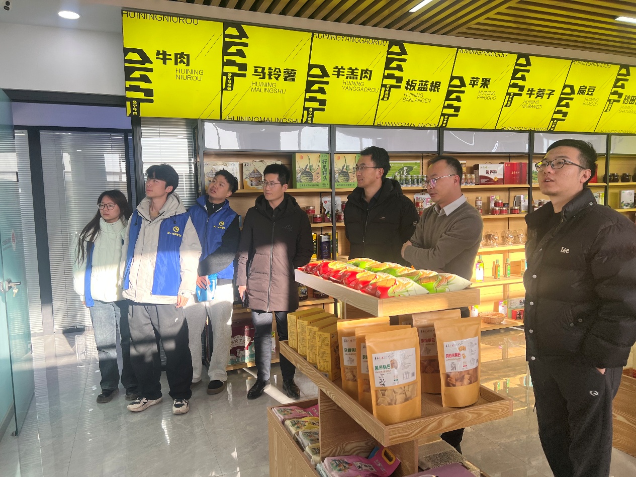 此次研学以跨公司协同模式，让员工在田间地头与生产一线深化专业认知，既感受了生态农业的发展活力，也明晰了专业知识与乡村产业的结合点。未来，公司将持续深化校企合作，探索 “实践育人
